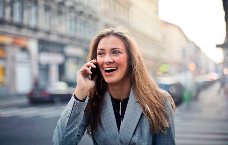 mujer telefono 1 Diseño Web Marca Blanca